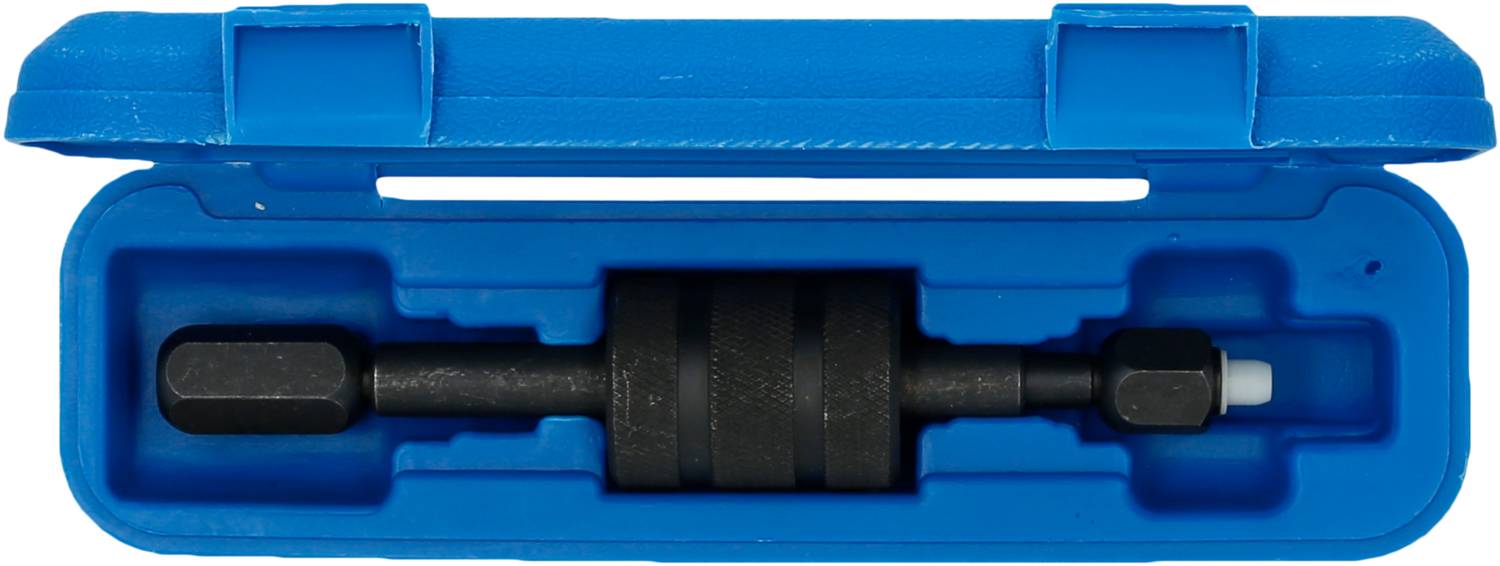 In einem blauen Etui befindet sich ein schwarzes Werkzeug in Form eines kleinen Zylinders mit einem Sechskantaufsatz.