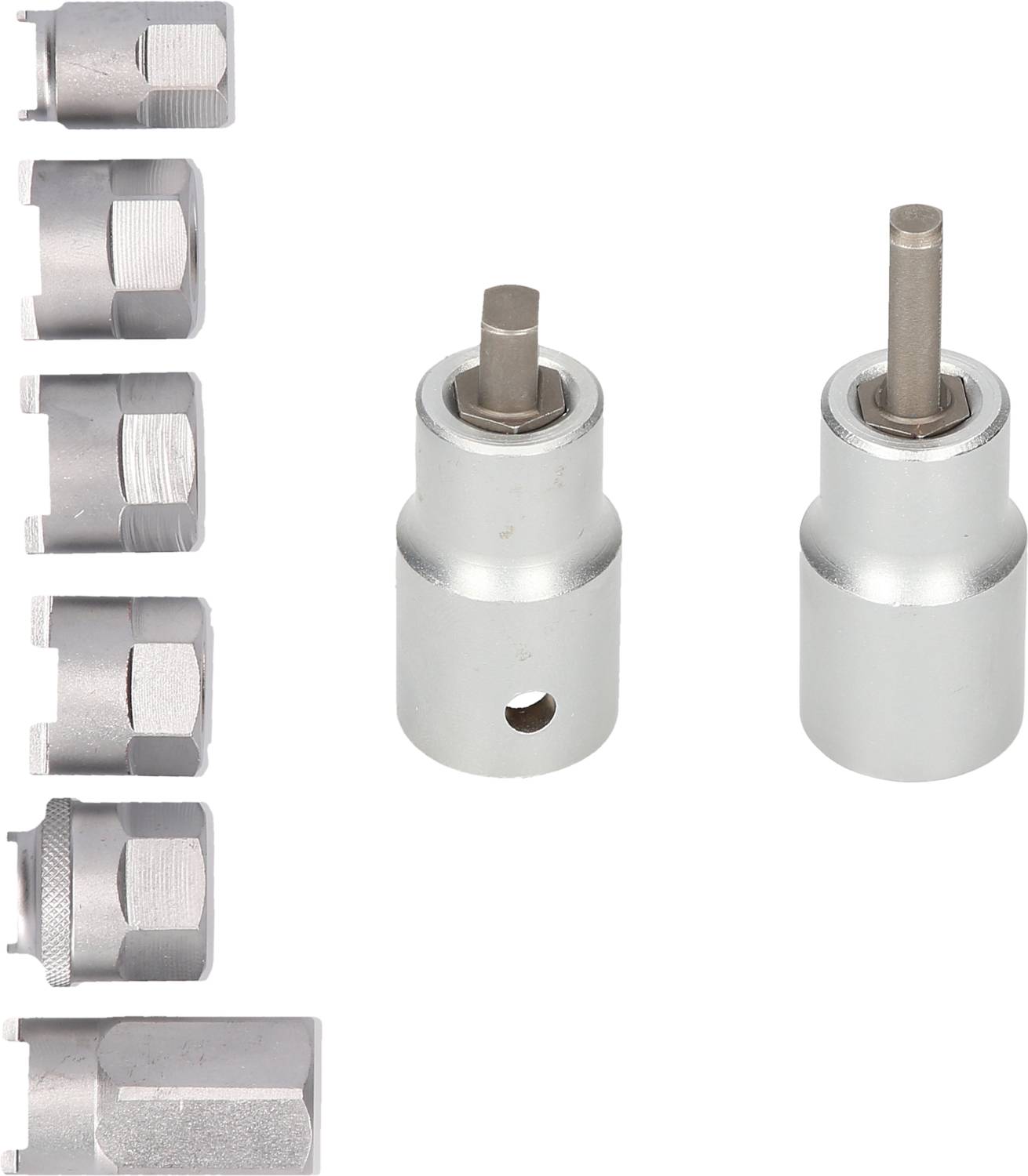 Acht silberne Schraubenkappen links; ein runder silberner Schraubenschlüsselhalter mit Befestigung rechts; Aufnahme von Werkzeugzubehör.