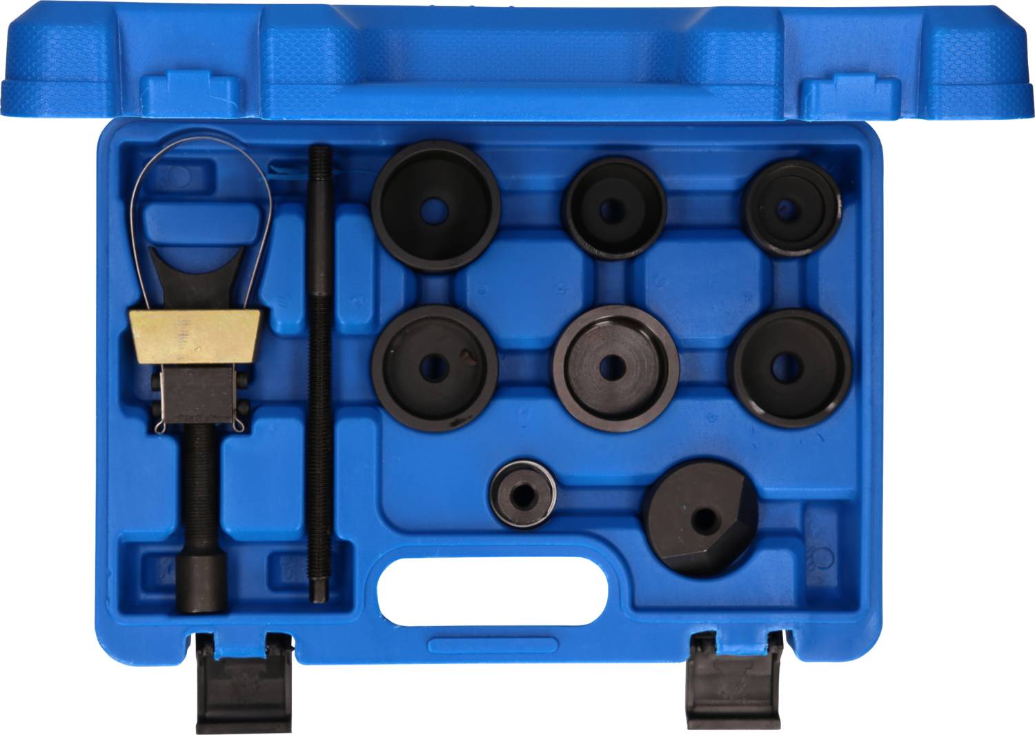 Blauer Werkzeugkoffer mit verschiedenen schwarzen Metallteilen, darunter ein Werkzeug mit gelbem Griff und mehrere runde Aufsätze.