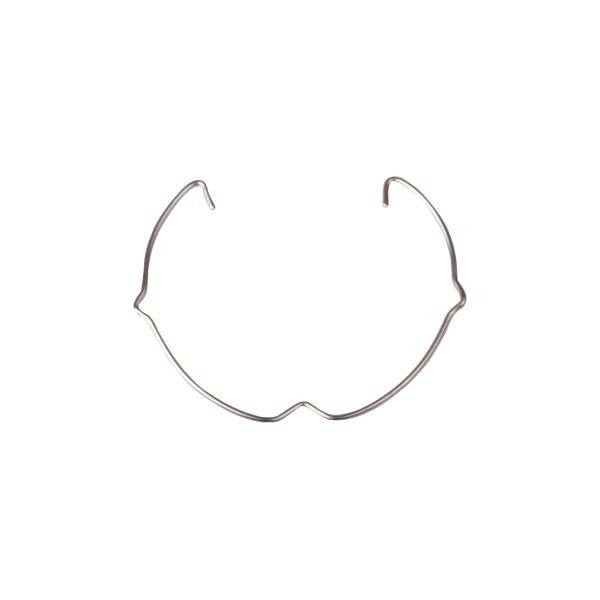 Ein dünnes, gebogenes Drahtstück in einer unregelmäßigen, fast symmetrischen Form auf weißem Hintergrund.