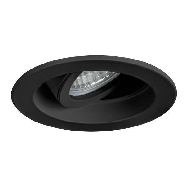 Eine schwarze Einbauleuchte mit schwenkbarem Spotlight, eingebaut in eine Decke.