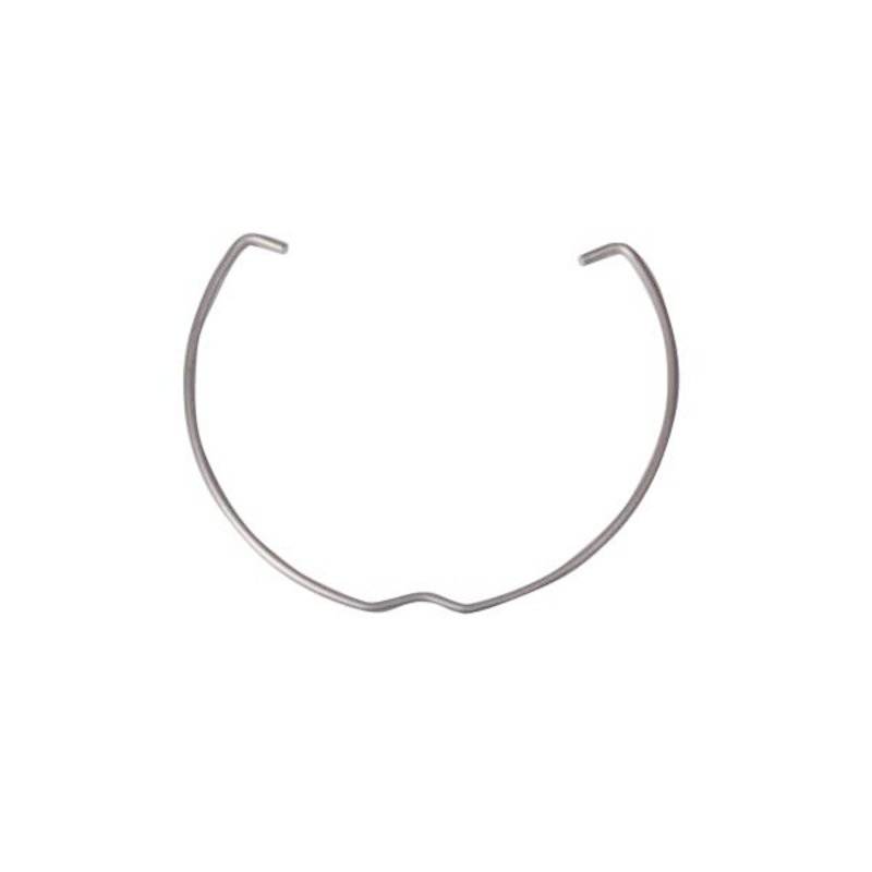 Metallklammer in C-Form, glatt, symmetrisch, mit leicht gebogenen Enden in entgegengesetzte Richtungen, gegen weißen Hintergrund.