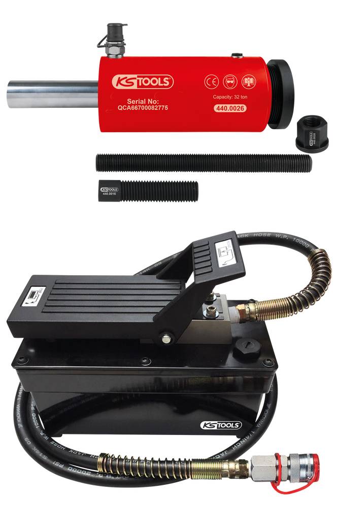 Hydraulikwerkzeug: Roter Zylinder mit Seriennummer, schwarzes Pedal mit Schlauch und Kupplung. KS Tools Marke.