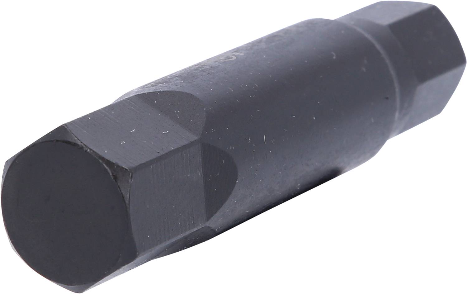 Ein schwarzer Sechskantadapter aus Metall, leicht schräg fotografiert, vor einem weißen Hintergrund. Geeignet für mechanische Anwendungen.