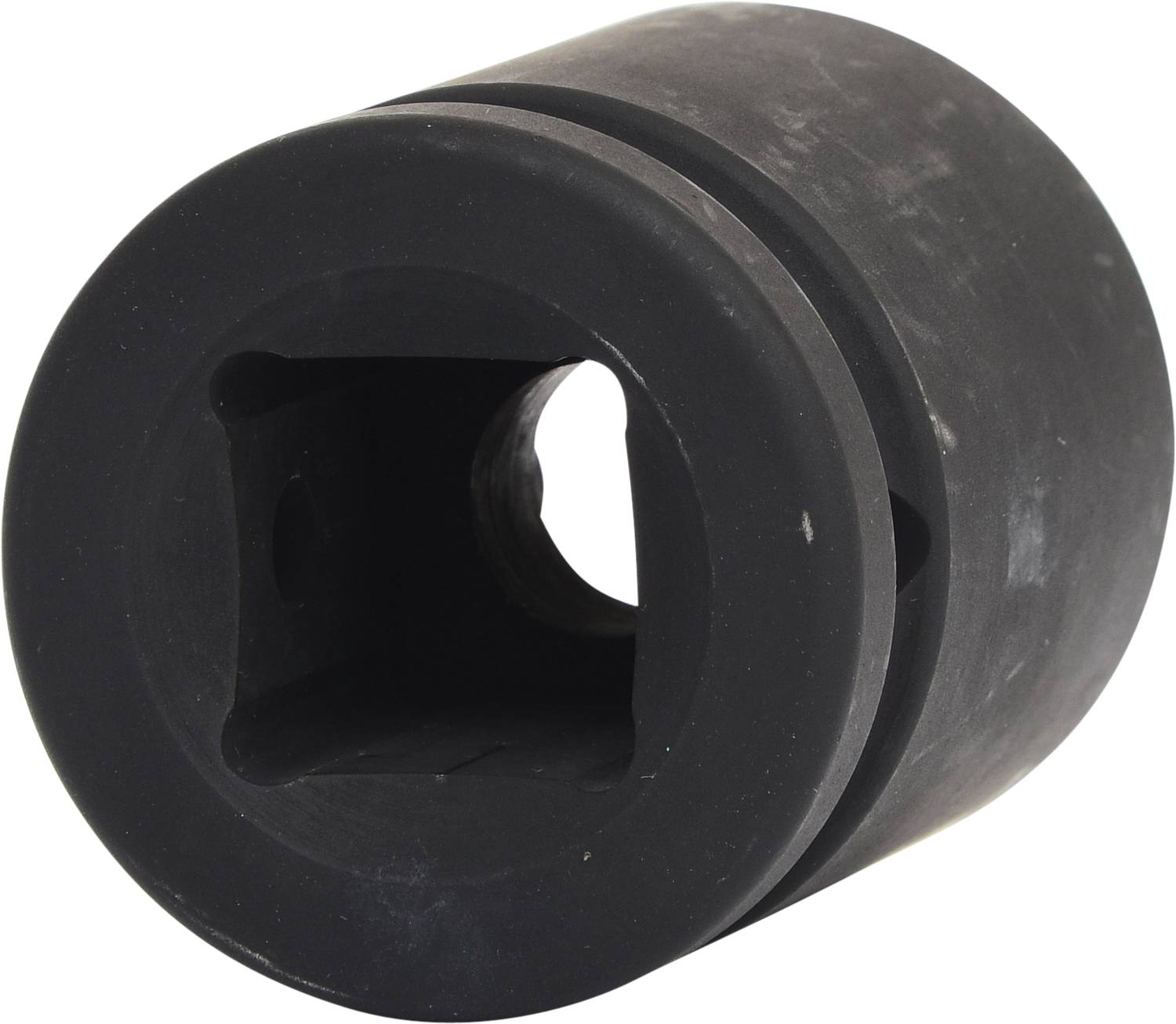Schwarze zylindrische Stecknuss mit quadratischem Loch in der Mitte, genutzt für handwerkliche Anwendungen wie Werkzeuge und Maschinen.