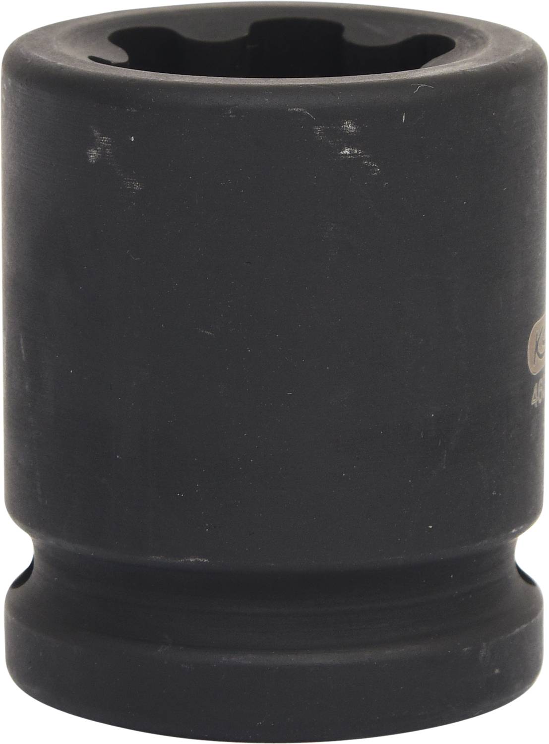 Ein schwarzer Steckschlüsselaufsatz, zylindrisch mit glattem Rand, liegt aufrecht. Geeignet für mechanische Arbeiten und Reparaturen.