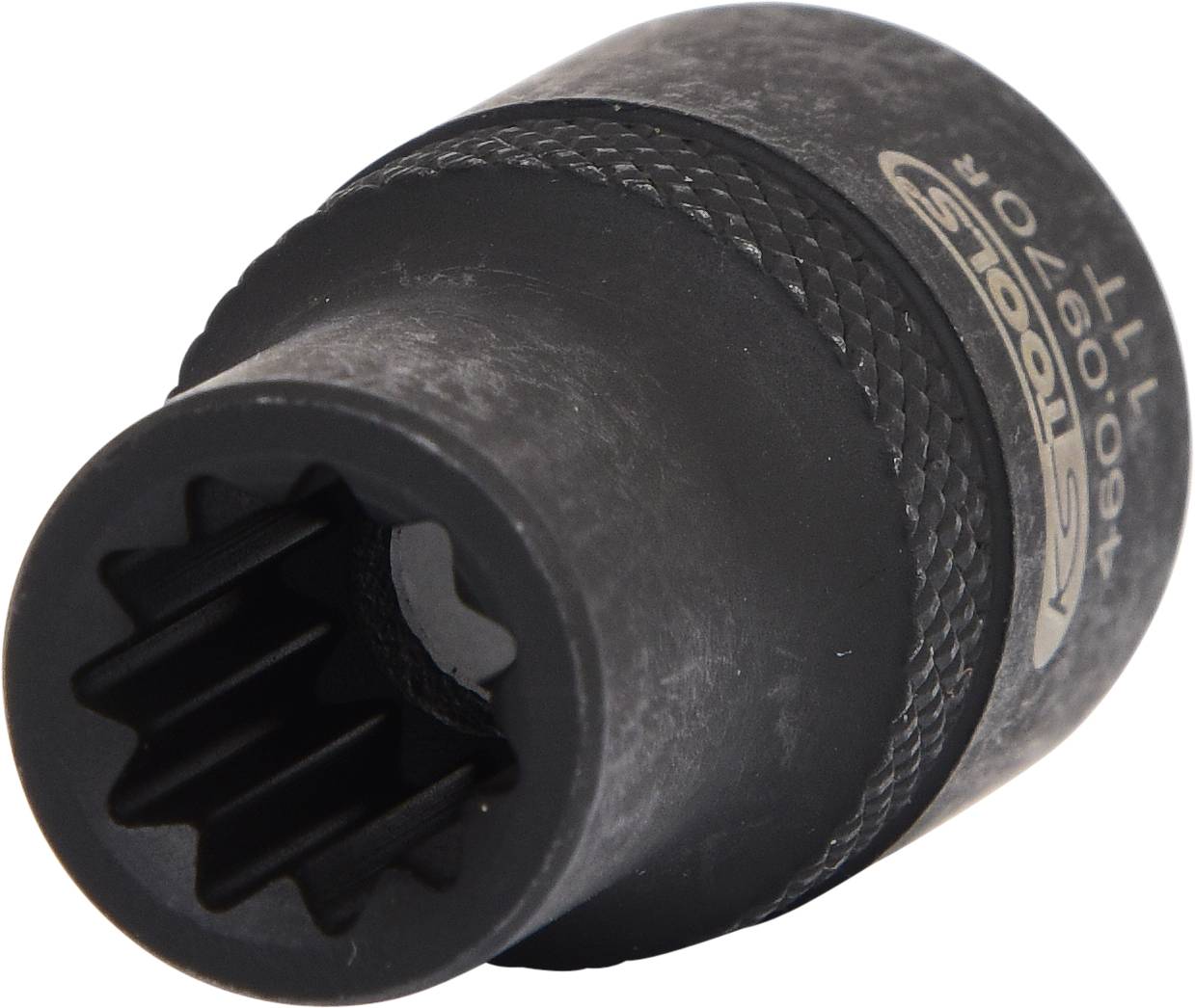 Der Bildgegenstand ist eine schwarze Stecknuss mit zahnartiger Öffnung und Aufschrift, die für den Einsatz in mechanischen Arbeiten geeignet ist.