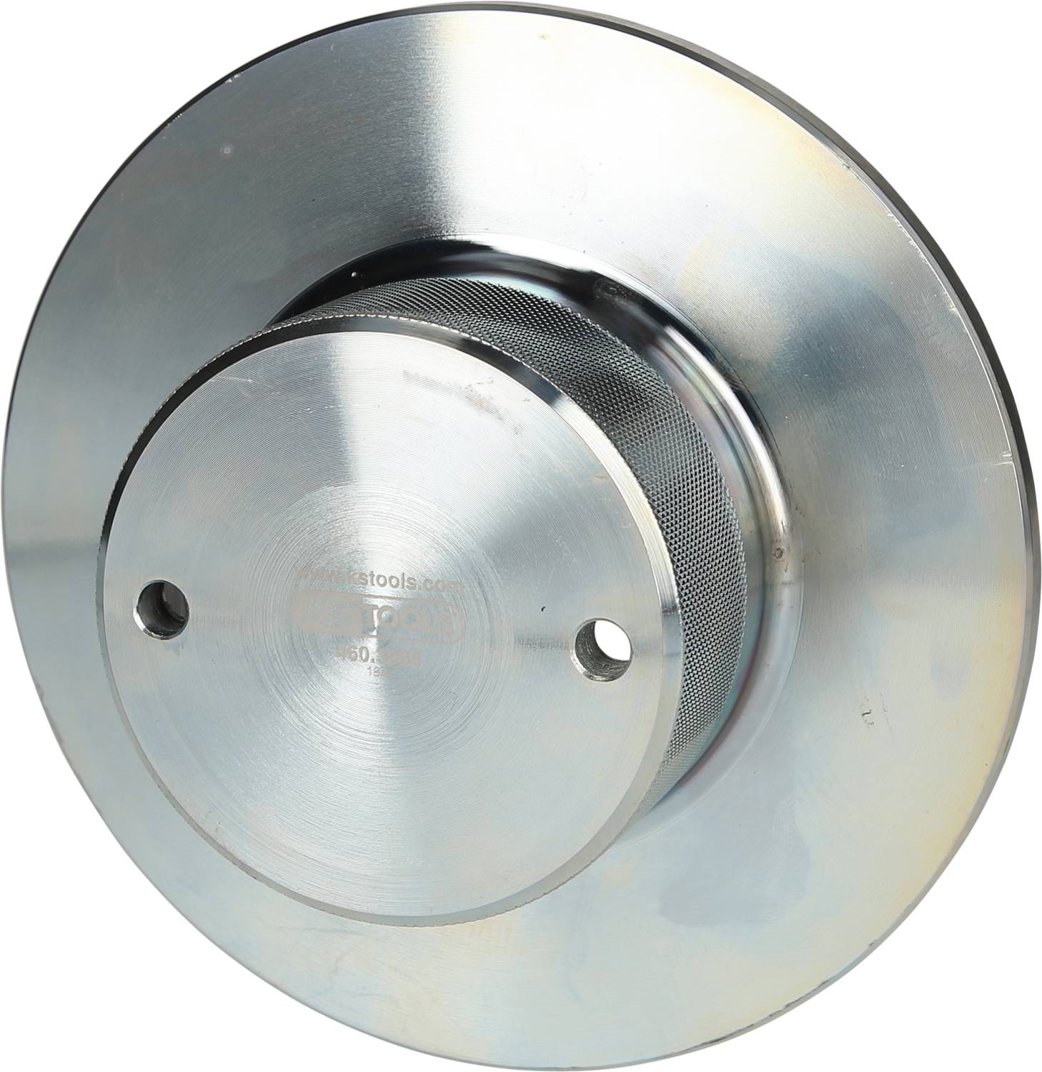 Eine silberne Metallbremsscheibe, rund und glatt, mit zentraler Befestigungsvorrichtung und zwei Löchern zur Montage.