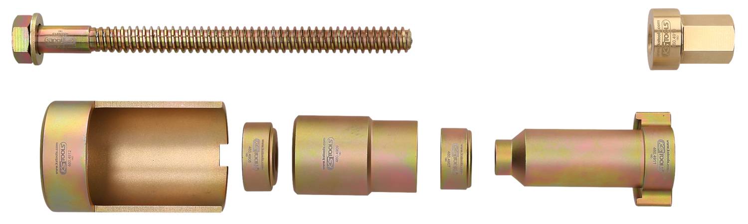 Ein Satz von mechanischen Werkzeugteilen, bestehend aus einer Schraube, verschiedenen Buchsen und einem Adapter, auf weißem Hintergrund.