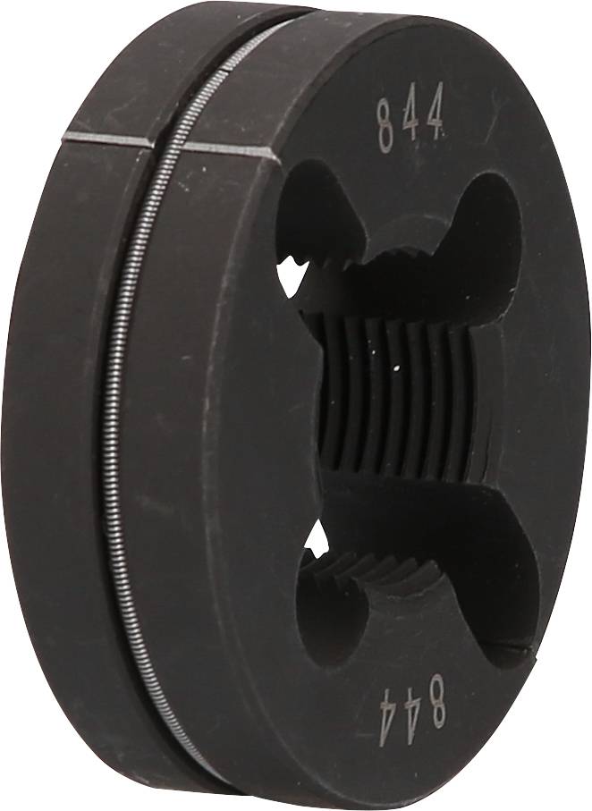 Eine dunkle, runde Gewindeschneidplatte mit eingeschnittenem Gewinde und drei Befestigungsöffnungen. Kanten leicht abgeschrägt.