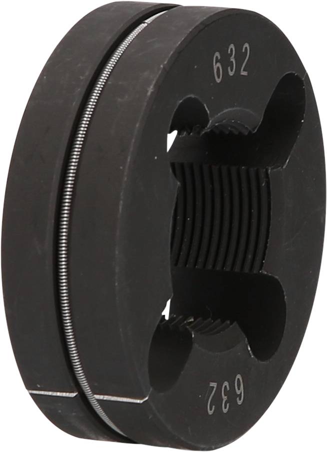 Ein schwarzes Metallteil in zylindrischer Form mit rillenförmigen Einschnitten und einer gravierten Nummer 632 an der Seite.