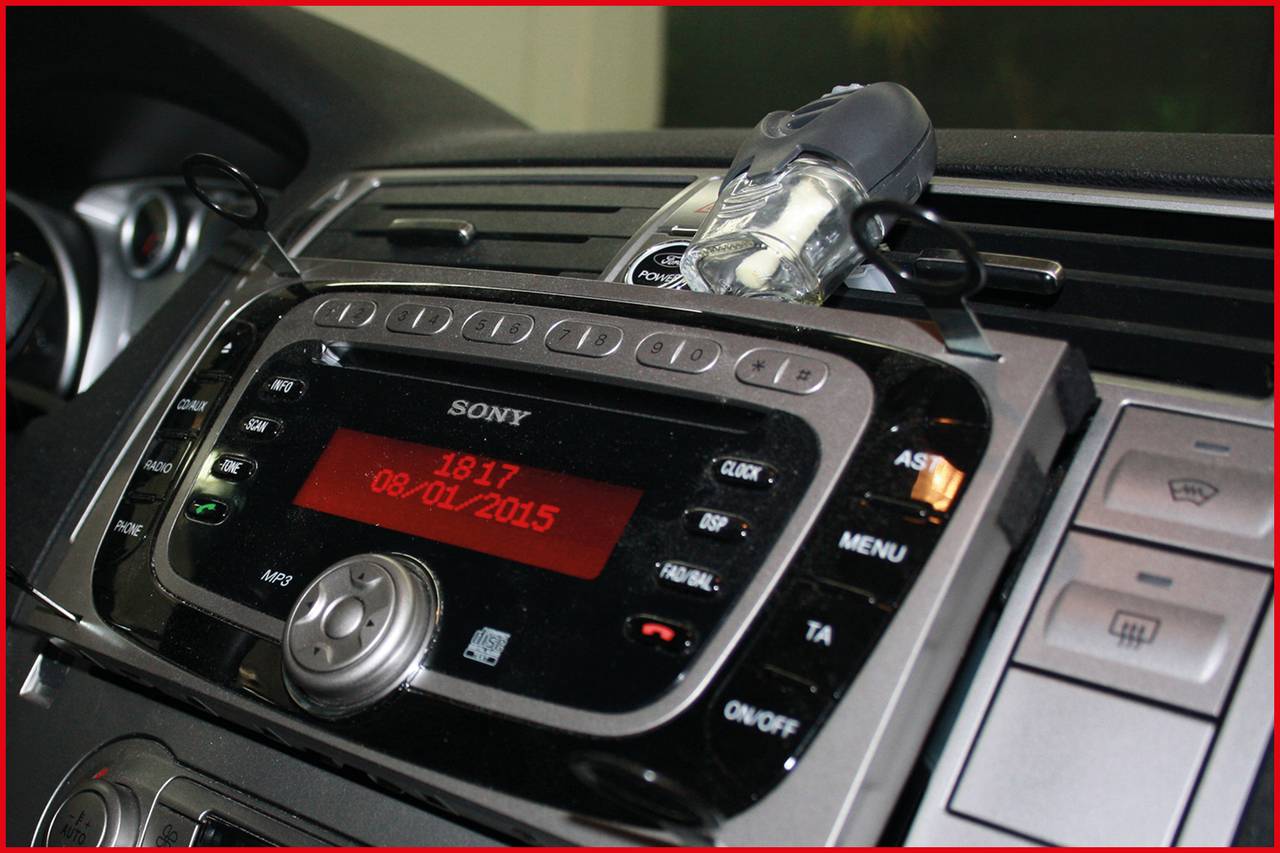 Autotelefon und Entertainment-System mit Display und Knöpfen, auf dem Display steht das Datum '08-01-2015'.
