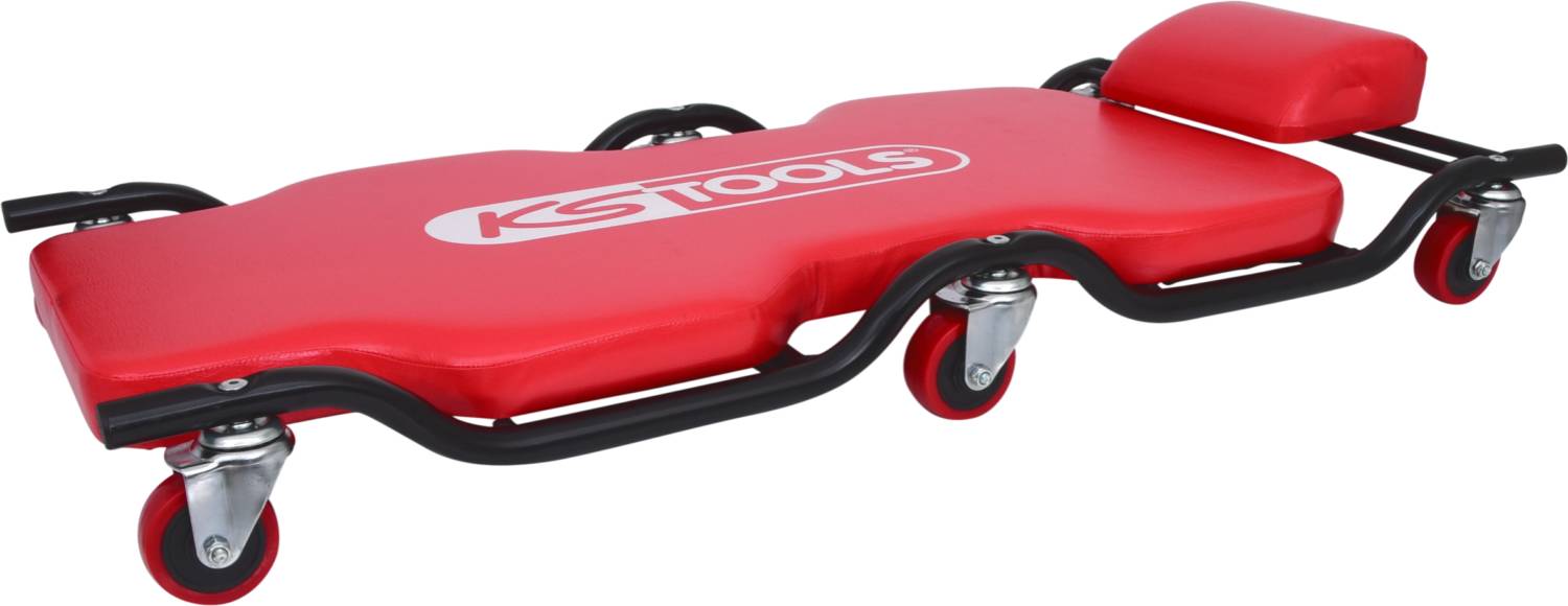 Roter Werkstatt-Rollwagen mit gepolstertem Kopfteil und vier Rädern, geeignet für Arbeiten unter Fahrzeugen in der Garage.