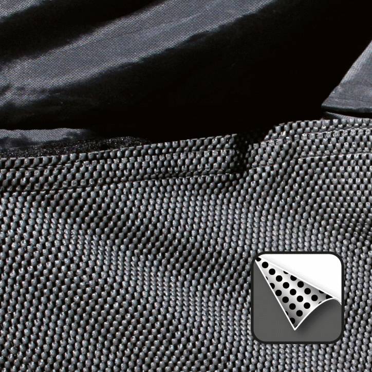 Nahaufnahme einer strukturierten, schwarzen Stoffoberfläche mit einem Symbol unten rechts, das eine Schichtstruktur andeutet.