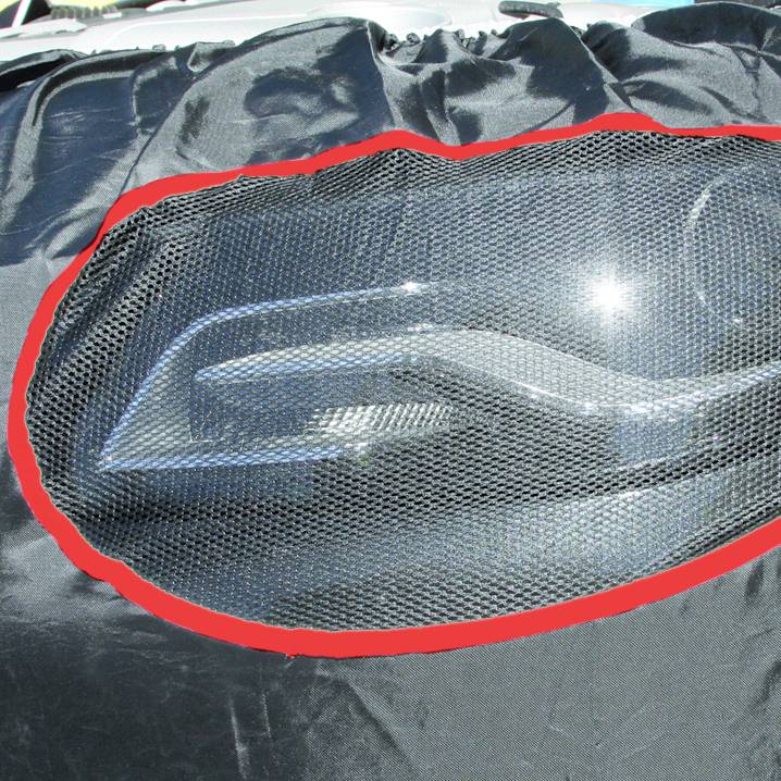 Abgedeckte Autotürgriff mit durchsichtigem Netz.