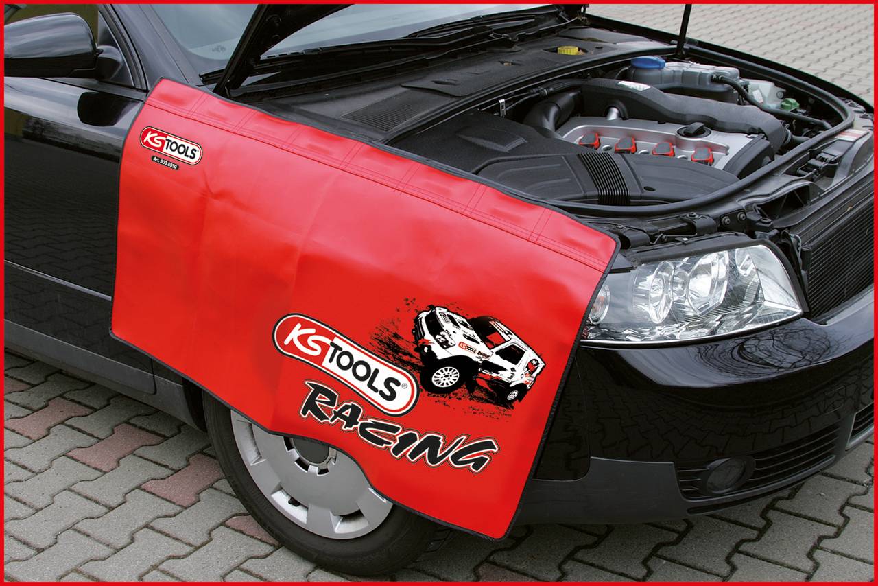 Ein Auto mit geöffneter Motorhaube, eine rote Schutzmatte mit 'KS Tools Racing'-Logo liegt über dem Kotflügel.