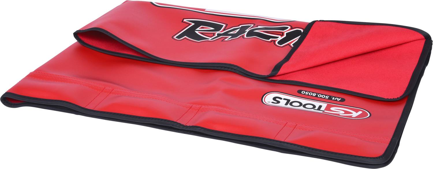 Rote Werkzeugmatte mit schwarzem Rand, die das Logo 'KS Tools' und den Schriftzug 'Racing' zeigt. Die Matte ist teilweise umgeklappt.