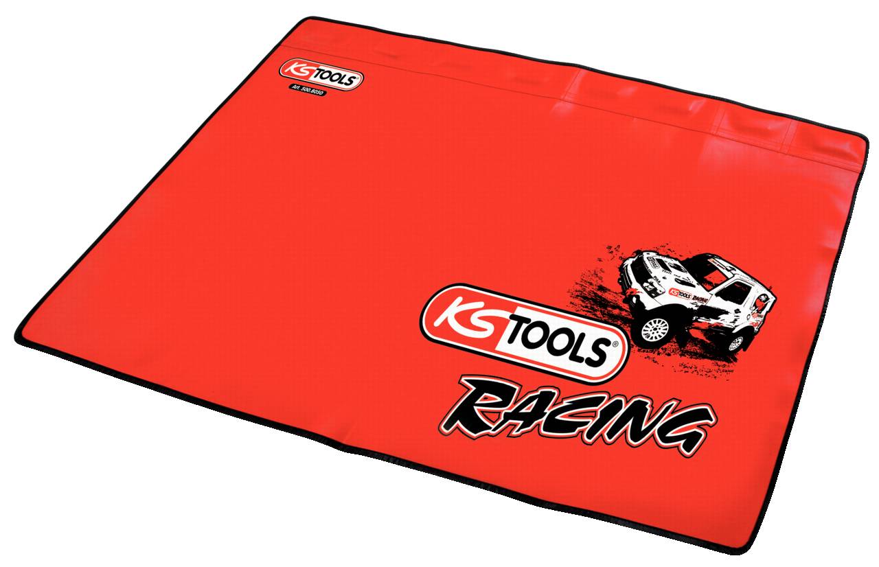 Rote Werkstattmatte mit 'KS Tools Racing'-Logo und einem illustrativen Rallyeauto.