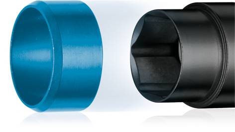 Nahaufnahme eines blauen und schwarzen zylindrischen Metallteils, die aneinandergefügt werden. Sie scheinen Teil eines Werkzeugs zu sein.