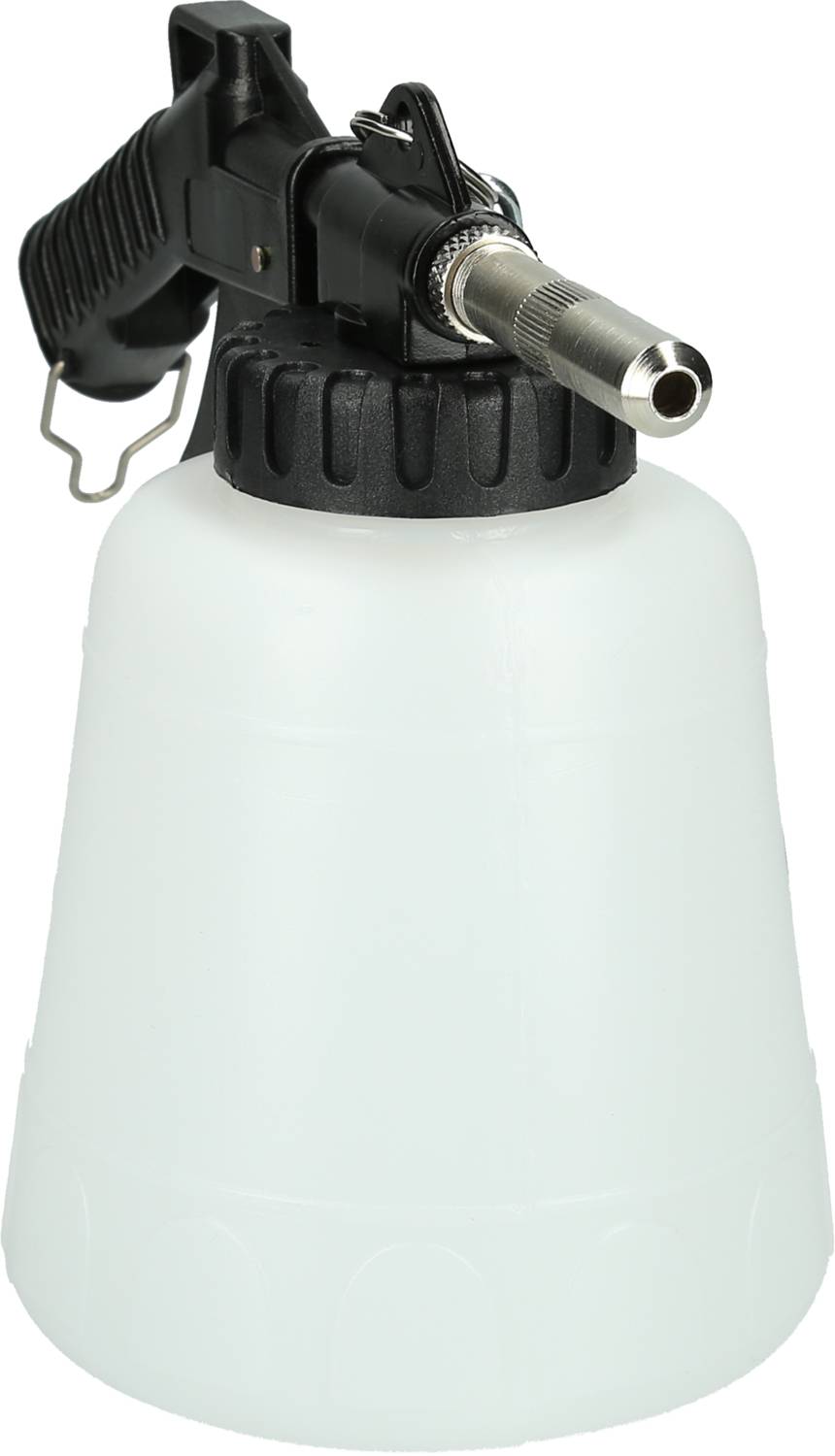 Eine weiße Sprühflasche mit schwarzem Sprühkopf und Metallrohr. Sie wird typischerweise für Flüssigkeitsverteilung genutzt.