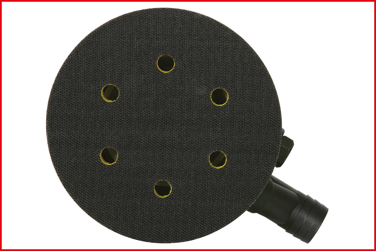 Ein runder Schleifaufsatz mit sechs gelben Löchern, befestigt an einem schwarzen Handgerät, vor rotem Rand.