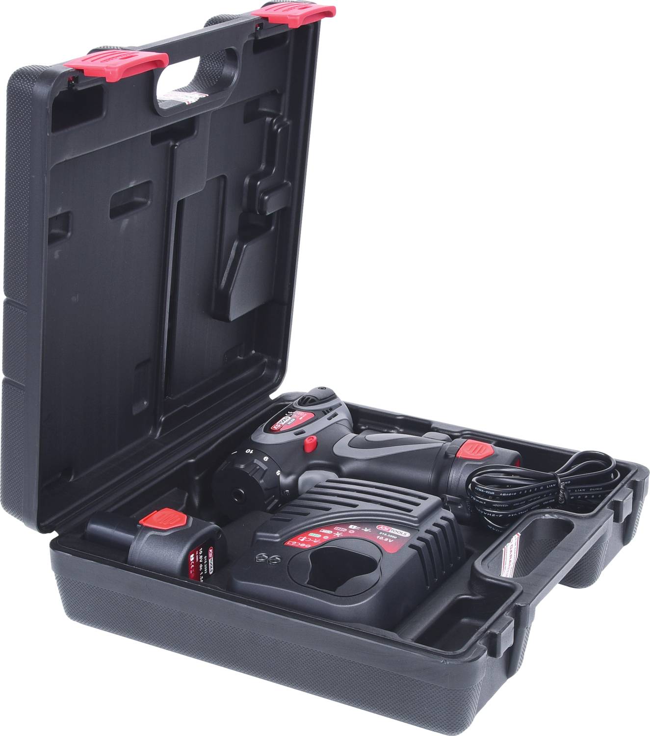 Akkuschrauber in einem offenen schwarzen Koffer mit Ladegerät und Akku, bereit zur Verwendung, auf weißem Hintergrund.
