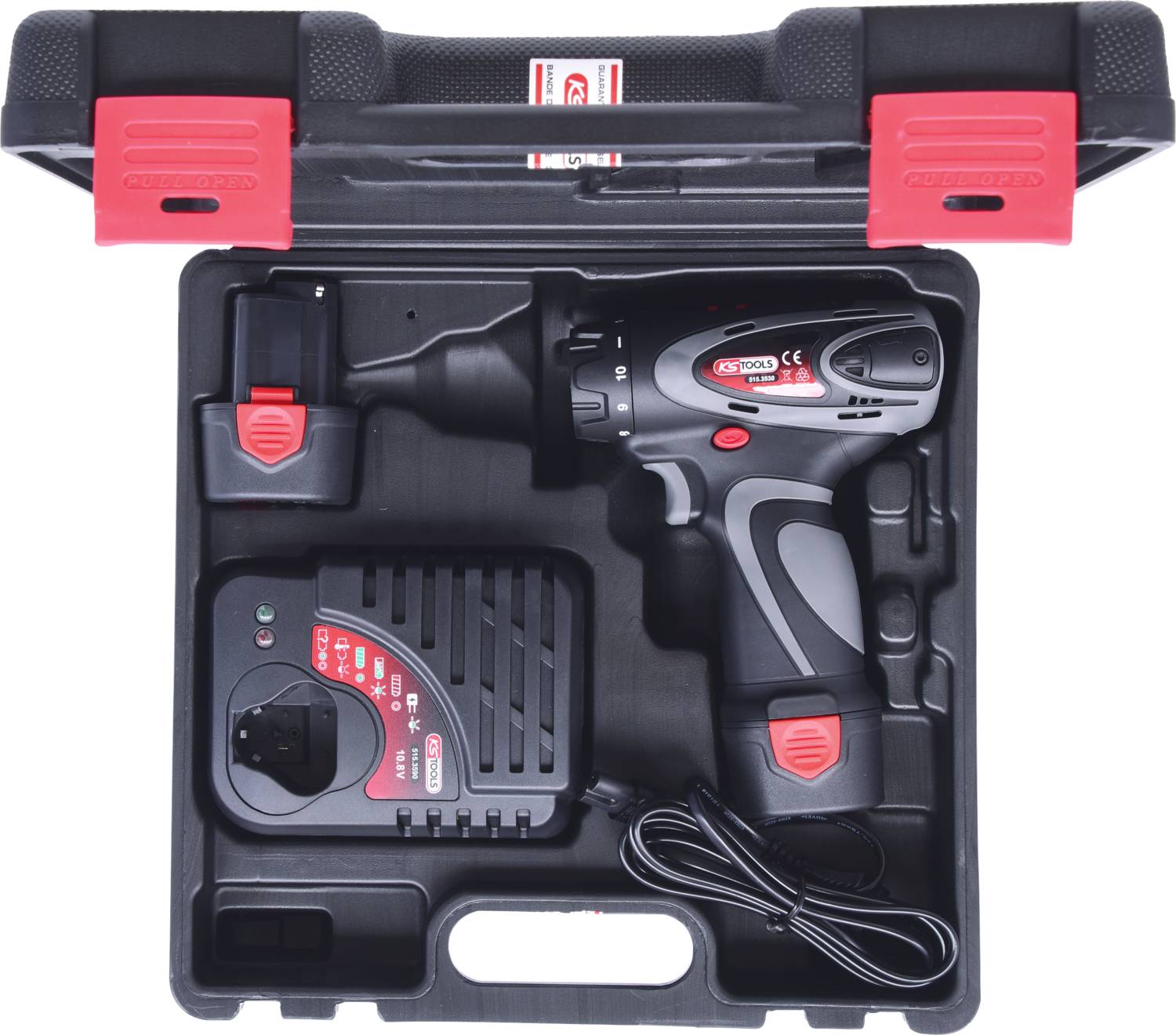 Akkuschrauber-Set in offenem Koffer mit Ladegerät und Ersatzakkus.