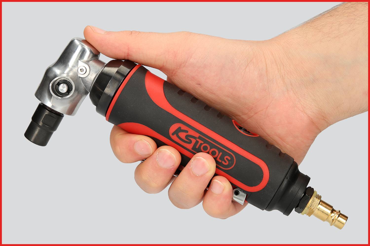 Eine Hand hält ein pneumatisches Winkel-Schleifwerkzeug, schwarz mit rotem Griff und silbernem Kopf, von KS Tools.