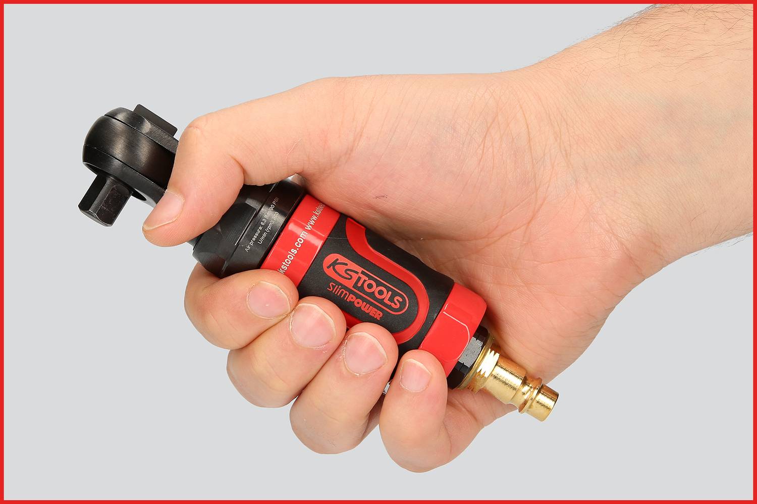 Eine Hand hält ein kleines, rotes Elektrowerkzeug mit schwarzem Griff und goldener Spitze. Ein Markenname ist auf dem Werkzeug sichtbar.