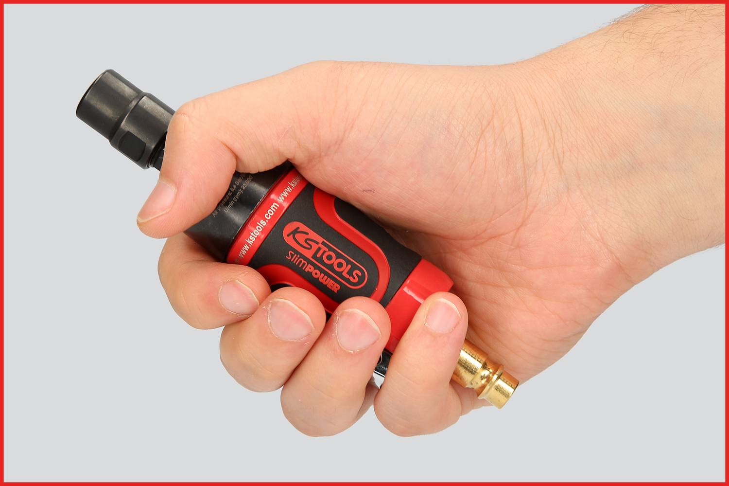 Hand hält ein rotes und schwarzes Werkzeug mit Metallspitze. Das Werkzeug hat die Aufschrift 'KS Tools'.