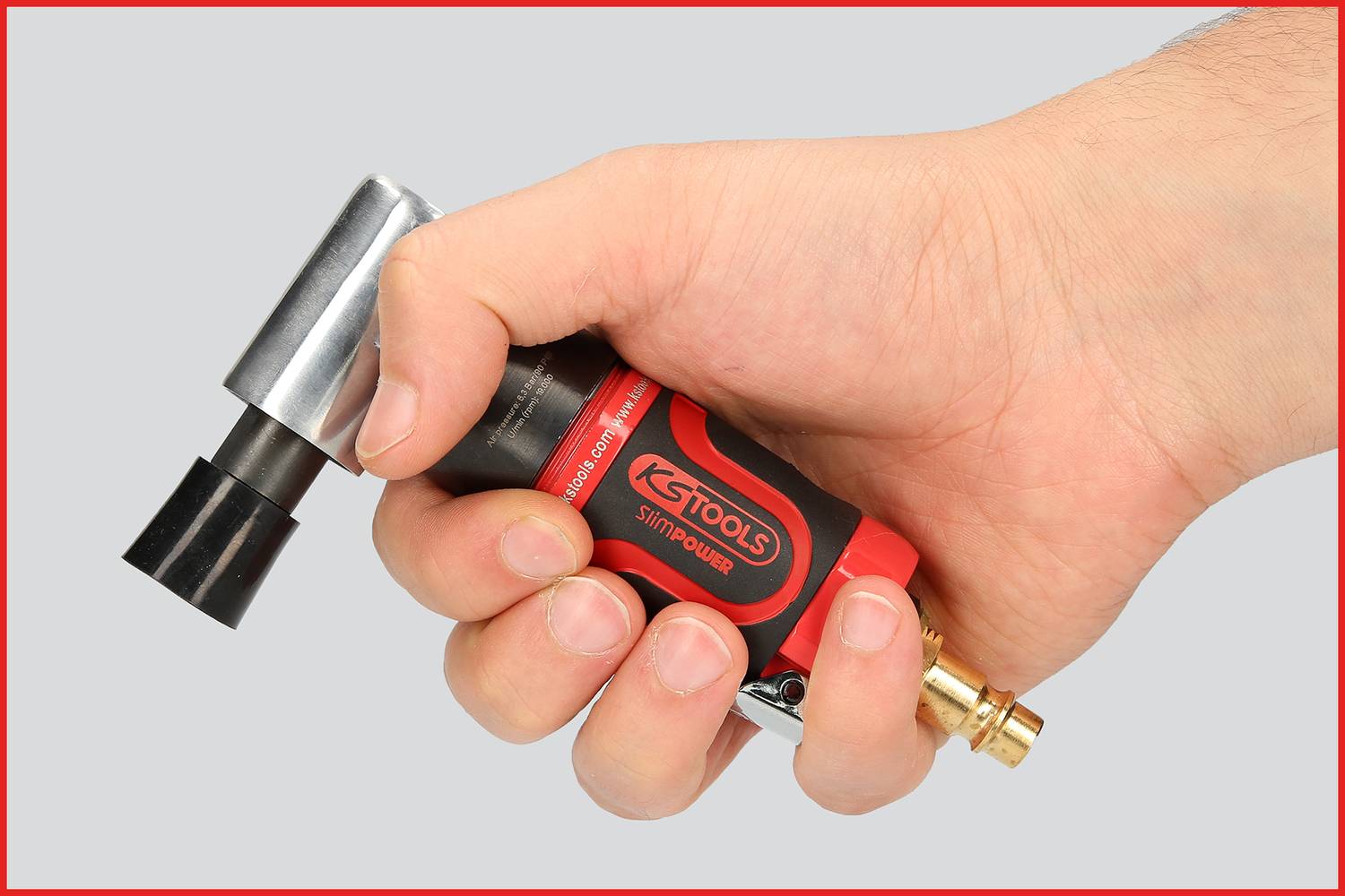 Eine Hand hält einen roten Mini-Druckluftschleifer mit schwarzer Düse, geeignet für präzises Schleifen in Werkstätten oder Industrie.