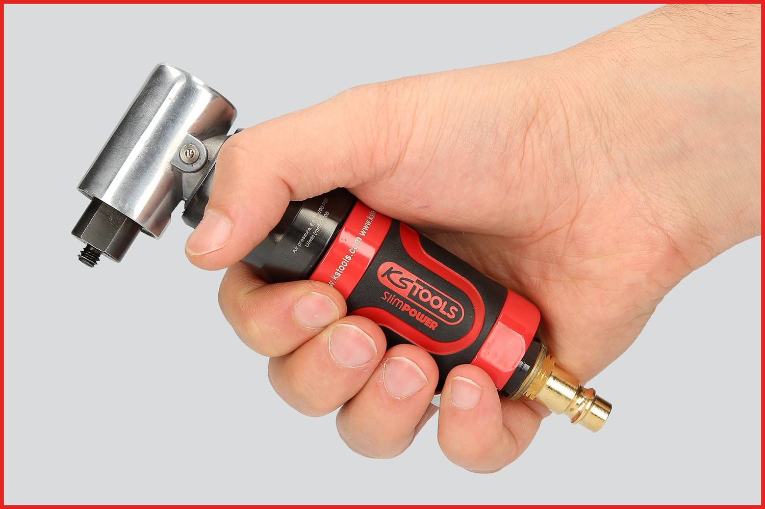 Eine Hand hält ein rotes und schwarzes Werkzeug mit Metallkopf und KS Tools-Logo, geeignet für präzise mechanische Arbeiten.