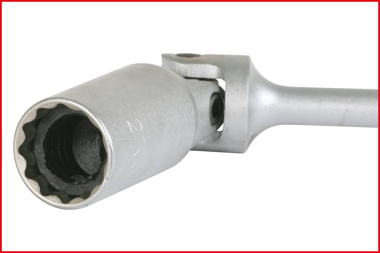 Ratschenkopf mit Steckschlüsselaufsatz, für mechanische Arbeiten, silberne Metalloberfläche, einfacher Vordergrund.