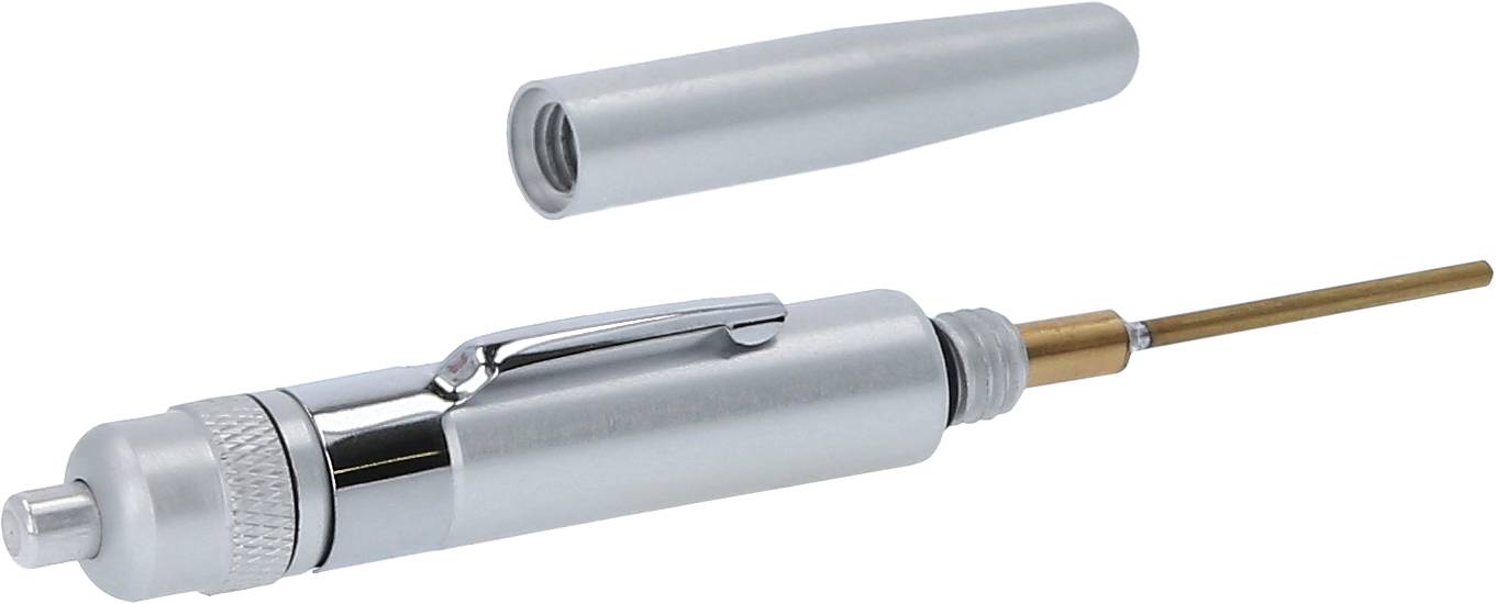 Ein metallischer Stabhalter mit abgenommenem Deckel zeigt seine Spitze. Der Halter hat einen Clip und einen gerändelten Abschnitt.