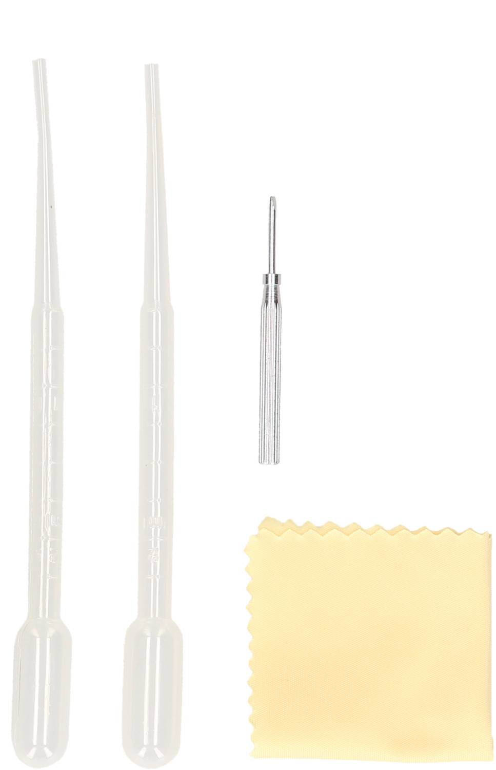 Zwei Plastikpipetten, ein kleiner Metallstift und ein gelbes Tuch.