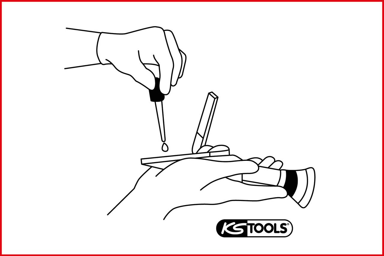 Eine Person gibt mit einer Pipette Flüssigkeit auf ein Refraktometer für eine genaue Messung. Im Hintergrund ein KS-Tools-Logo.
