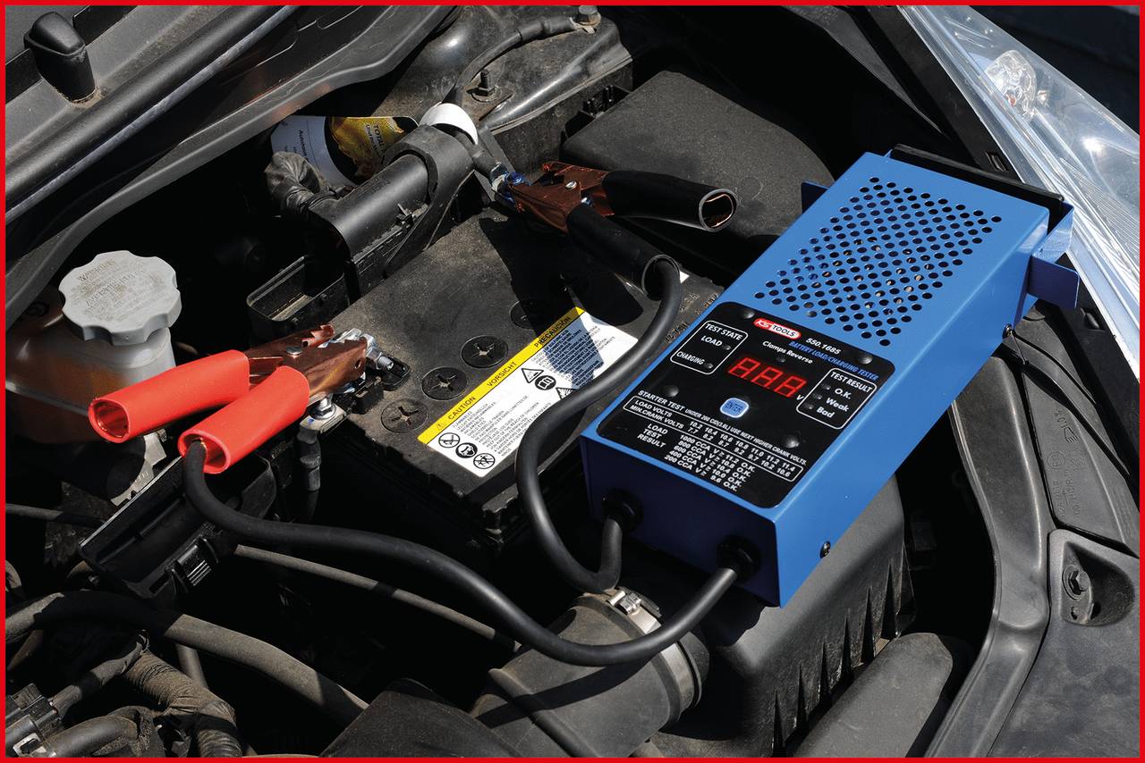 Das Bild zeigt ein Gerät zur Diagnose von Autobatterien, das an eine Autobatterie angeschlossen ist. Das Display zeigt einen Wert an.