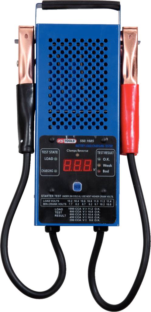 Ein blauer Batterieprüfer mit digitaler Anzeige und zwei Kabelklemmen. Zeigt Batteriezustand: 'Test State' und 'Test Result'.