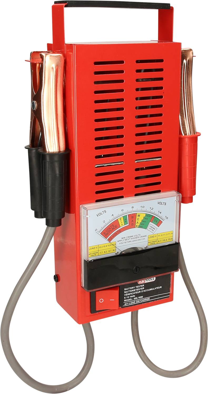 Ein rotes Batterietestgerät mit analogem Messgerät und zwei Krokodilklemmen. Es misst Spannung und zeigt Ladezustand an.