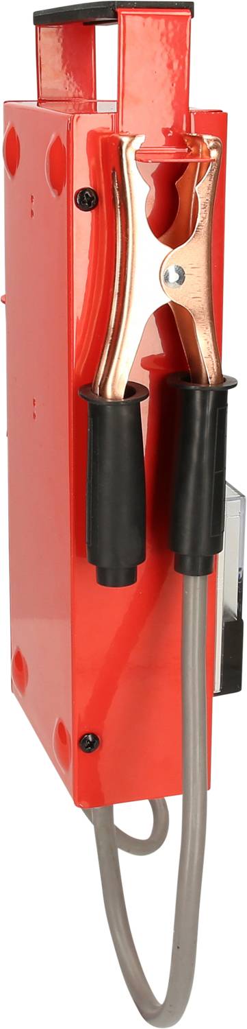 Rotes Starthilfegerät mit schwarzen Gummiklemmen und grauem Kabel, an der Wand montiert.