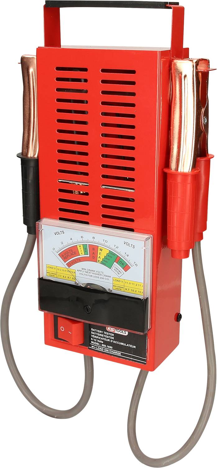 Ein rotes Batterietestgerät mit einem analogen Messanzeiger zeigt den Ladezustand an. Kabel und Klemmen sind seitlich angebracht.