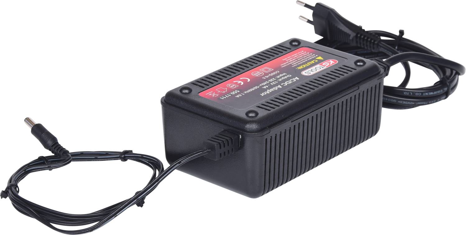 Schwarz-rotes Batterieladegerät mit EU-Stecker und Kabel. Hinweisetikett oben zeigt Sicherheitsinformationen.