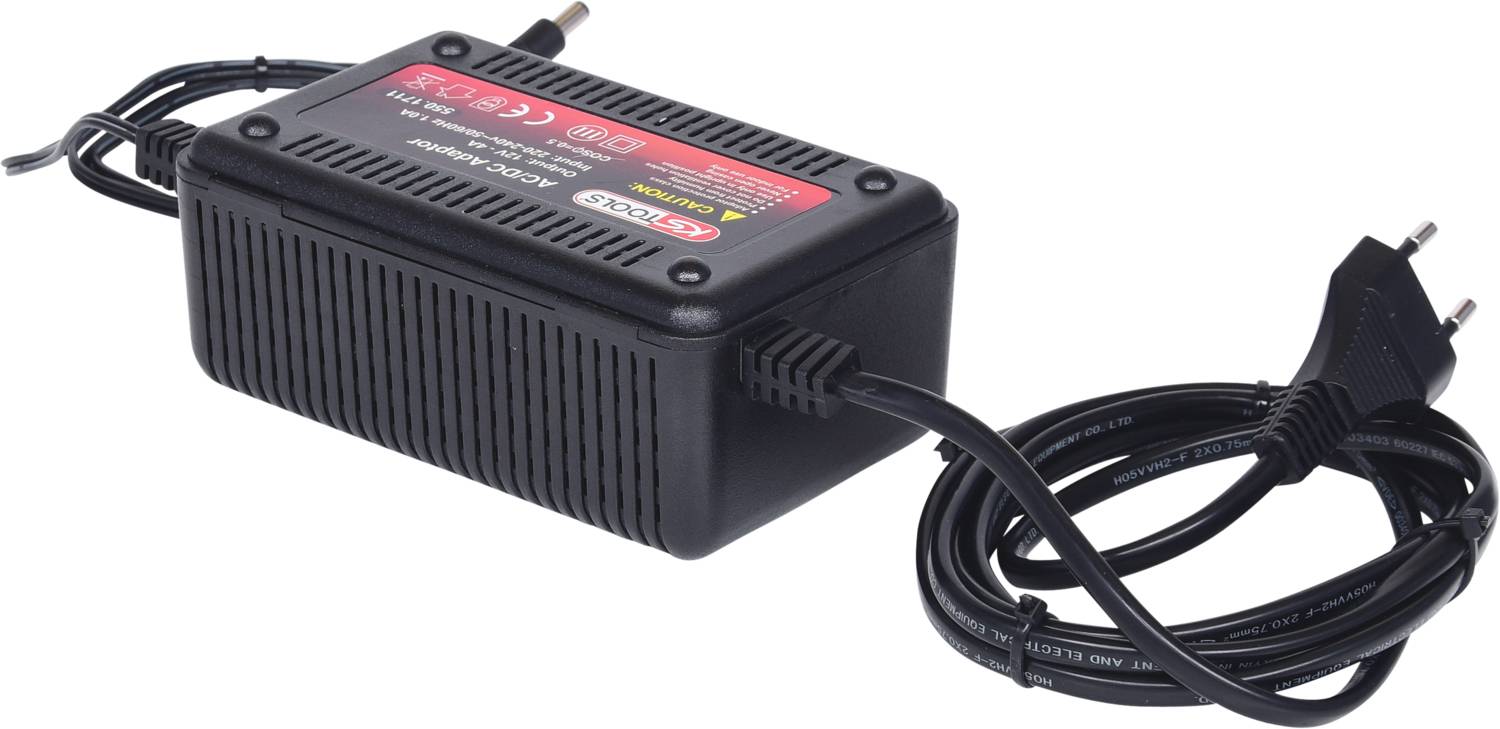 Ein schwarzes Batterieladegerät mit europäischem Stecker liegt auf einem weißen Hintergrund. Es hat ein Kabel und rote Markierungen oben.