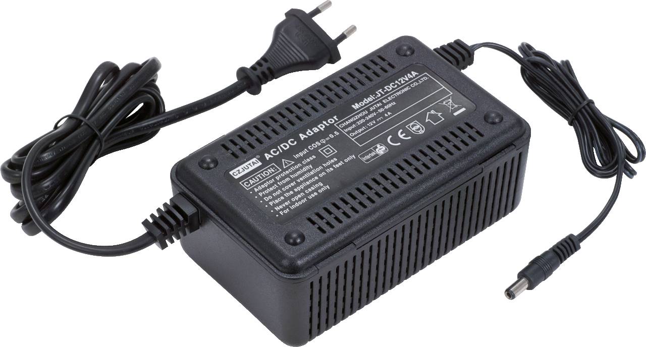 Schwarzes Netzteil mit abnehmbaren Stromkabel, Aufschrift 'AC/DC Adapter', technische Details und Sicherheitshinweise aufgedruckt.