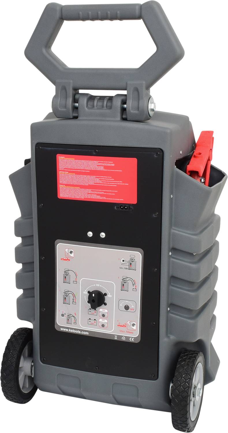 Ein tragbares Starthilfegerät mit Rädern und integriertem Griff, geeignet zur Starthilfe von Fahrzeugen. Bedienelemente vorne sichtbar.