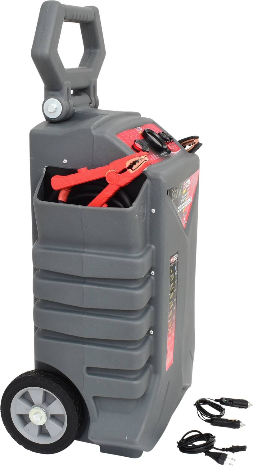 Tragbarer Jumpstarter auf Rädern mit integriertem Kabelaufbewahrungsfach. Daneben liegen zwei Kabel mit Klemmen auf dem Boden.