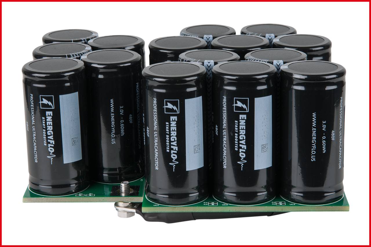 Ein Cluster von schwarzen Energiespeichern auf einer Leiterplatte. Die Zylinder sind mit 'ENERGYCON' und technischen Spezifikationen beschriftet.