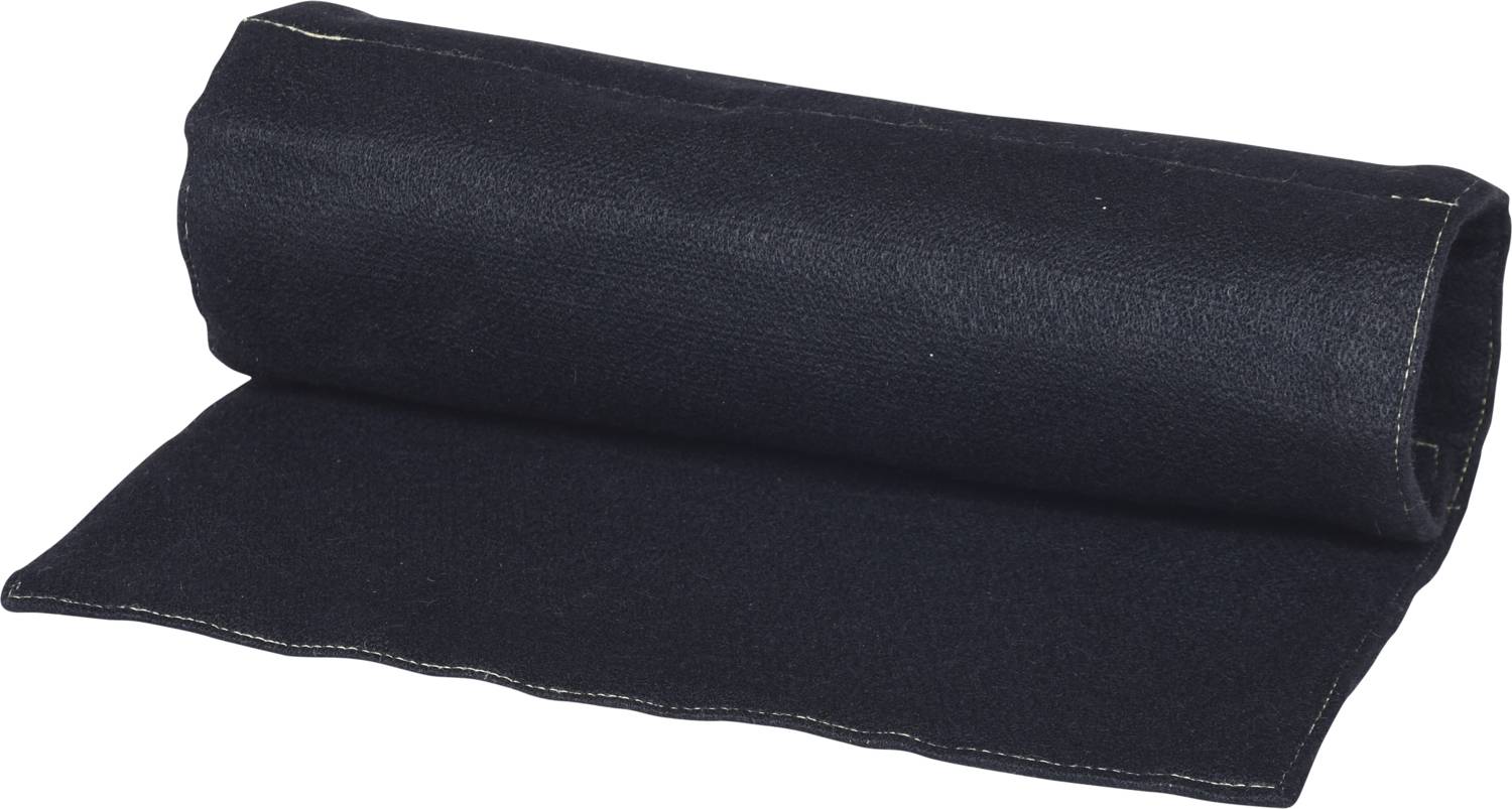 Dunkle, zusammengerollte Filzdecke auf weißem Hintergrund.