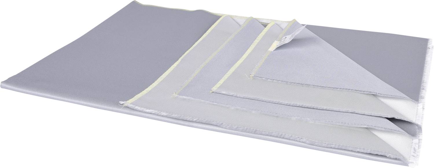 Graue, übereinandergelegte Stoffproben in verschiedenen Größen zeigen die Textur und Farbe des Materials.