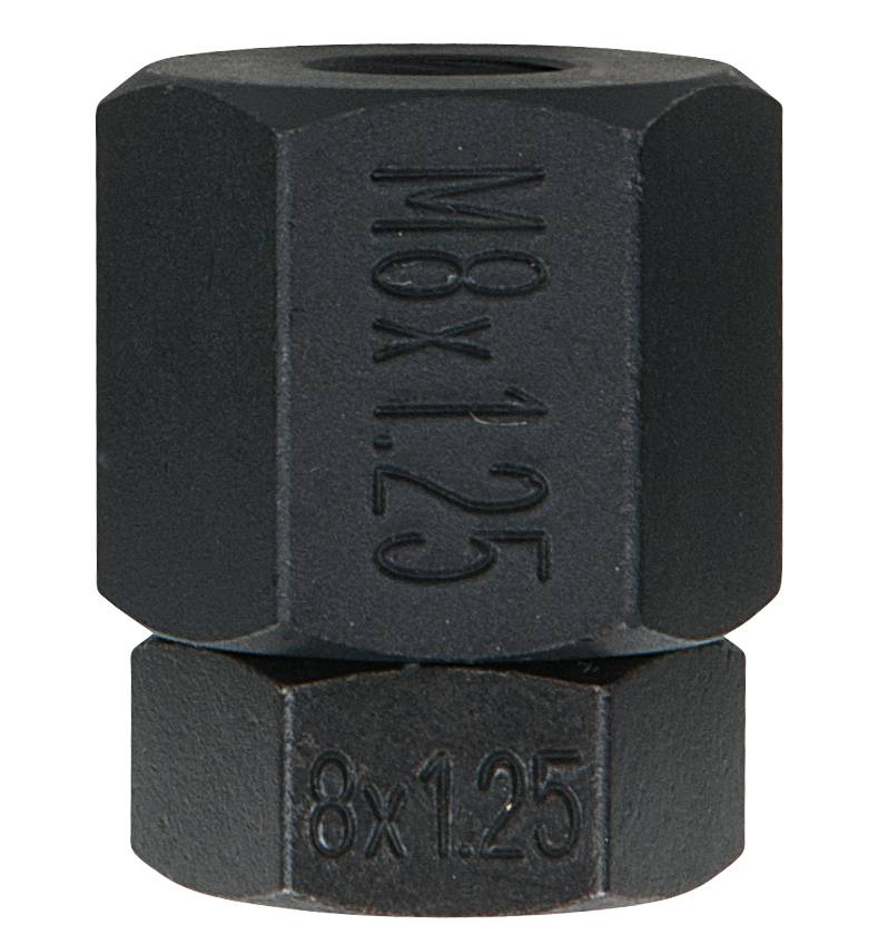 Eine schwarze, sechseckige Metallmutter mit Gravur 'M8 x 1.25', zeigt Maße. Sie steht vertikal mit der größeren Seite oben.